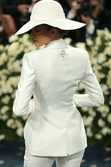 المجوهرات الفاخرة تتحول إلى حديث حفل Met Gala  لعام 2025 والقلادات المرصعة بالألماس والأحجار الكريمة تتصدر المنافسة بين النج